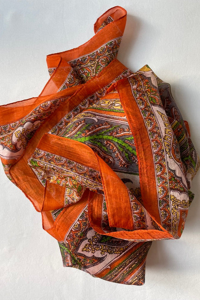Hedvábný šátek Silk