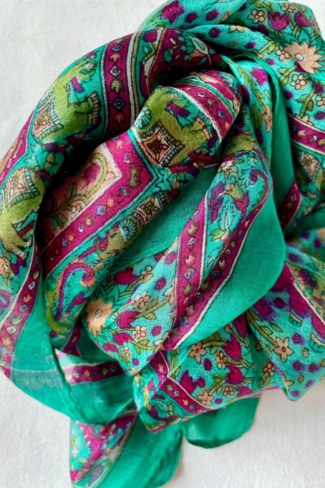 Hedvábný šátek Silk