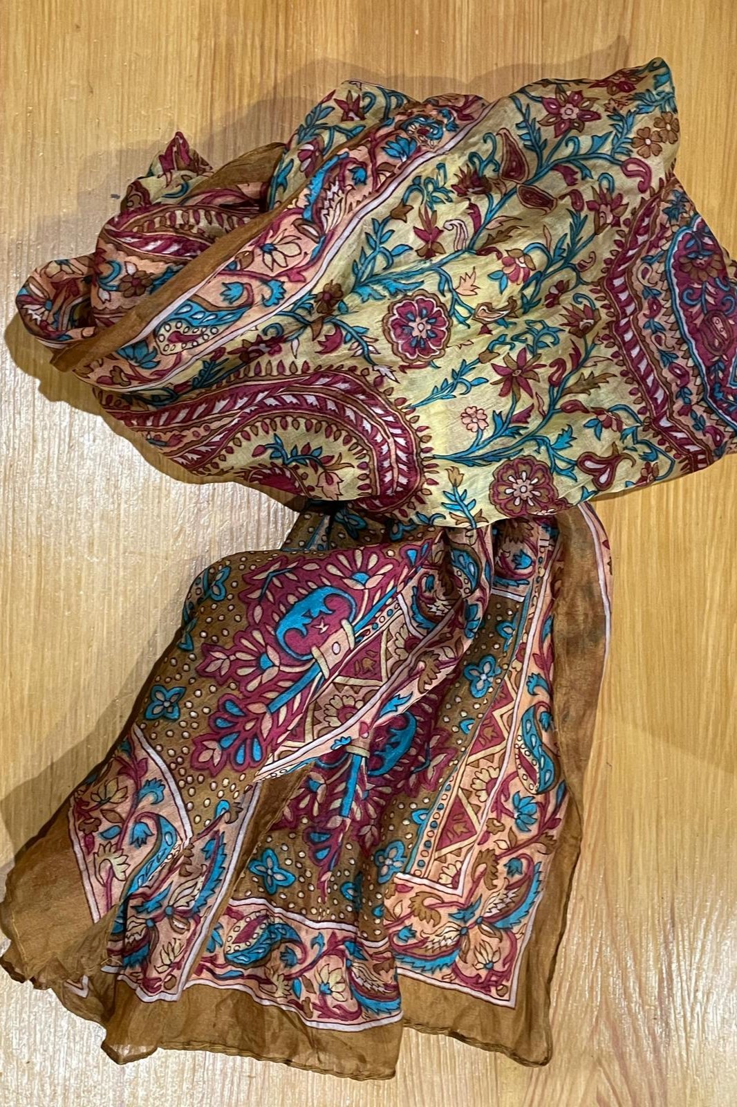 Hedvábný šátek Silk